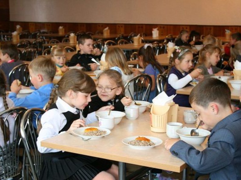 Школьники юго-востока Украины, в отличие от киевлян, питаются бесплатно
