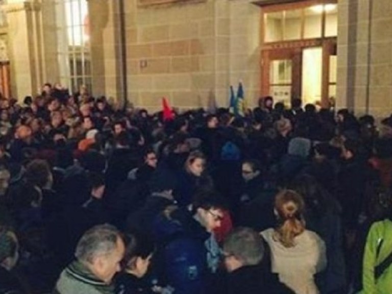 В Цюрихе устроили акцию протеста против Порошенко