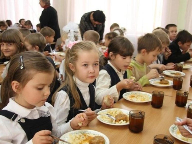 В Харькове продолжают кормить школьников за деньги горбюджета