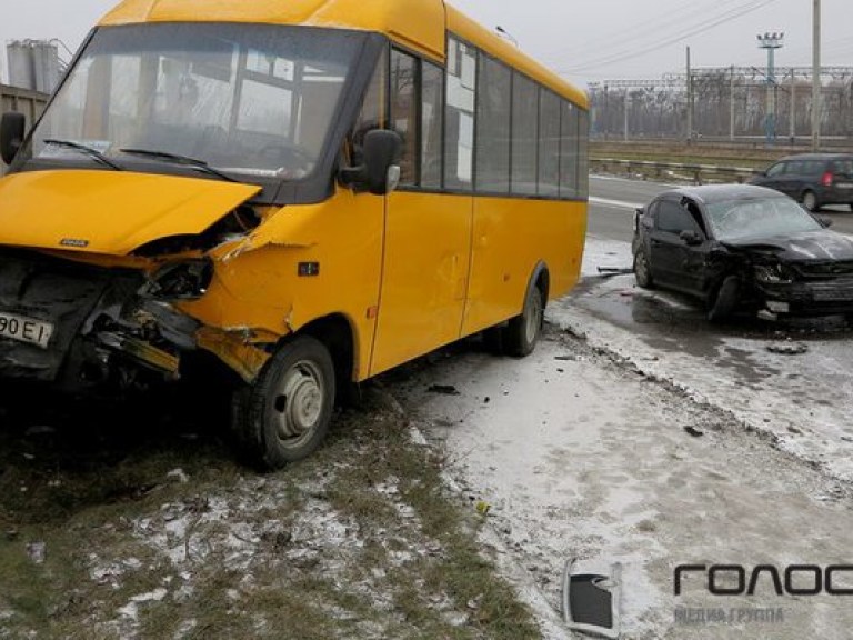 В Киеве на Воздухофлотском проспекте маршрутка столкнулась с легковушкой, есть пострадавшие (ФОТО)