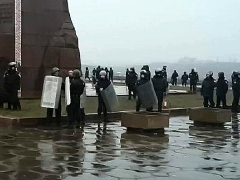 В Запорожье радикалы пытаются снести памятник Ленину (ВИДЕО)
