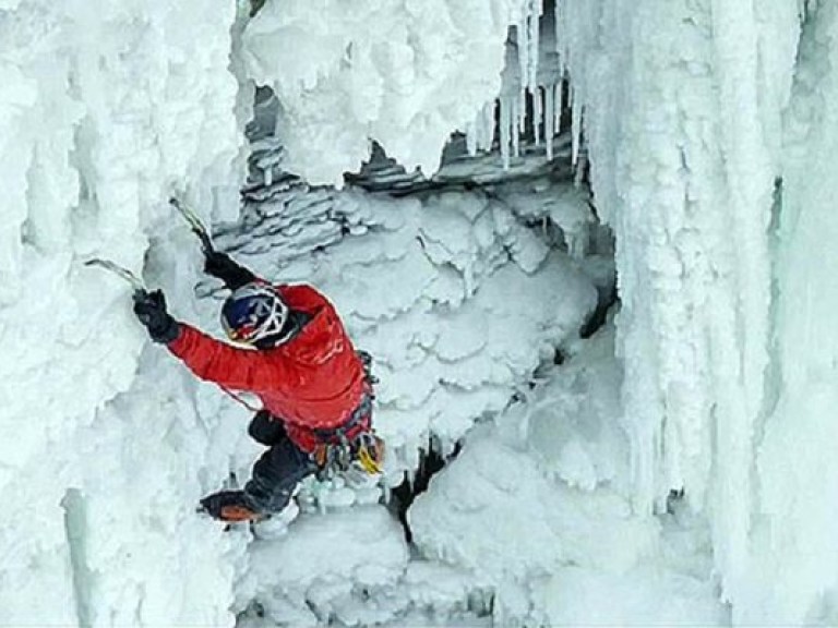 Альпинист совершил восхождение по замёрзшему Ниагарскому водопаду (ВИДЕО)