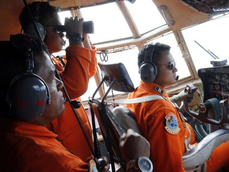 Индонезийские спасатели приступили к новой фазе поиска жертв крушения самолета AirAsia