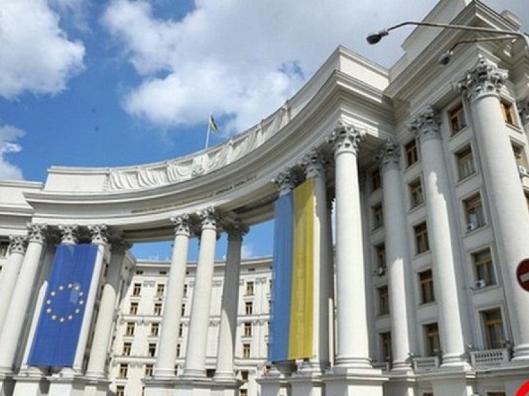 МИД: Представительства стран ЕС получили образцы украинских биометрических паспортов