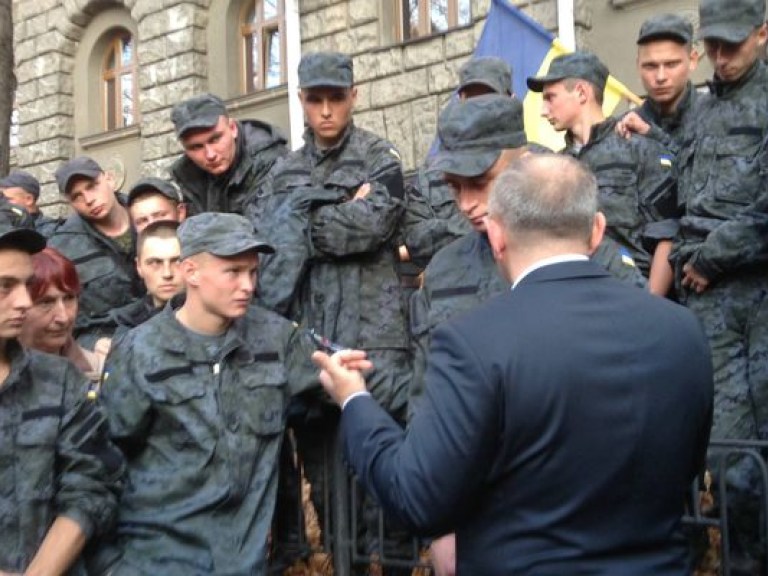 Эксперт: Бесконтрольные митинги добровольцев – следствие потери властью монополии на насилие