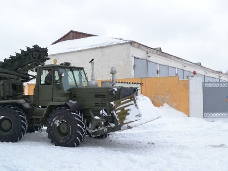 В «Киевавтодоре» заверили, что с 3:30 ночи столицу от снега без перерыва спасают сотни единиц техники