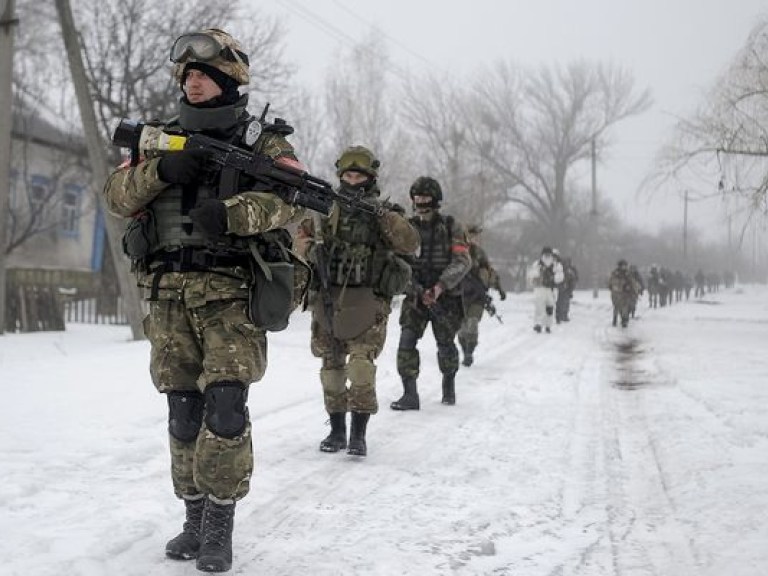 Политолог: Несколько политических групп в Украине конкурируют за право контроля над добровольческими батальонами