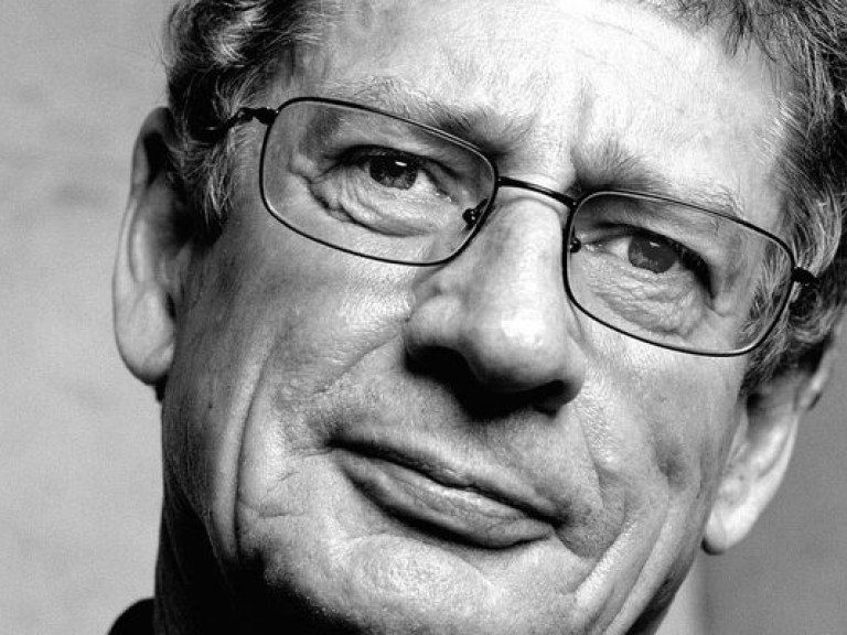 Известный южноафриканский писатель умер на борту самолета