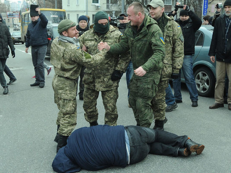 &#171;Атаманщину&#187; в добровольческих батальонах победит подчинение их Минобороны &#8212; эксперт