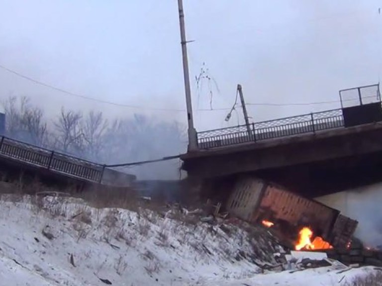 В Донецке снаряд попал в мост, погибли 2 человека (ВИДЕО)