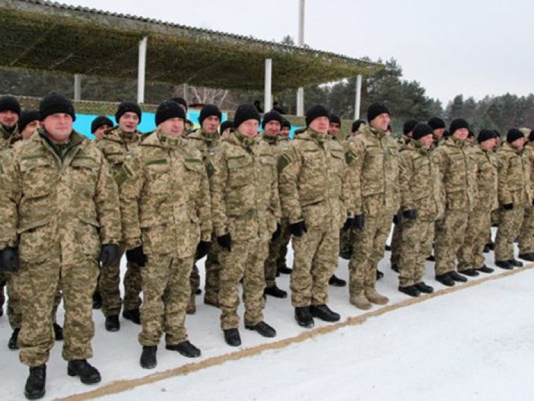 Политолог: Заявление Порошенко о всеукраинском военном положении – попытка «поднять ставки» перед переговорами в Минске