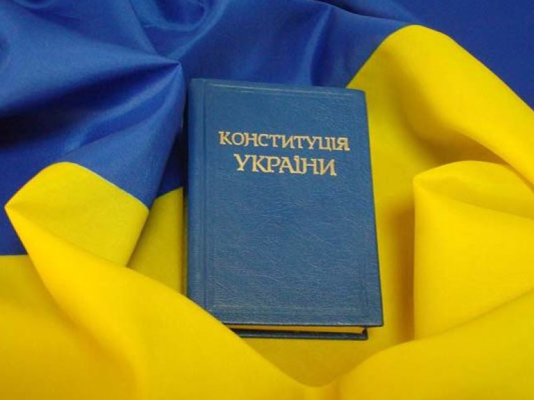 В результате минских договоренностей Украина в 2015 году внесет изменения в Конституцию относительно особого статуса Донбасса