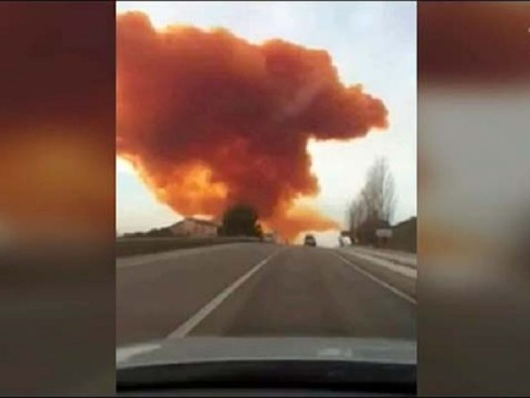 В Испании после взрыва на заводе образовалось оранжевое облако (ВИДЕО)