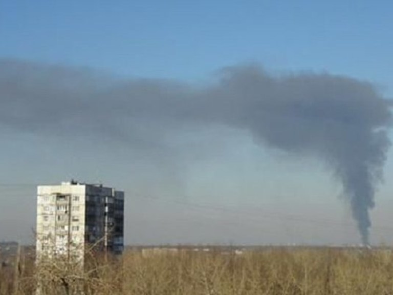 Донецк накрыло облако черного дыма (ФОТО)