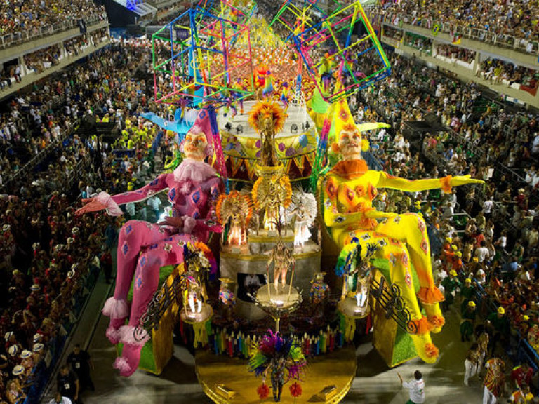 В Рио-де-Жанейро начался знаменитый бразильский карнавал (ВИДЕО)