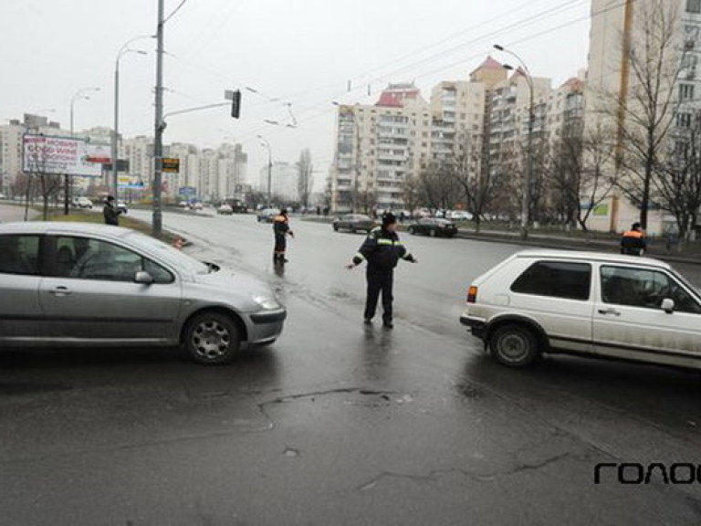 В Киеве на Броварском проспекте активисты перекрыли движение, требуя вывода войск из Дебальцево