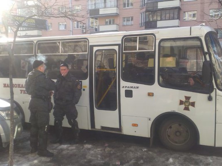 Возле Окружного суда произошла перепалка между сторонниками и противниками КПУ