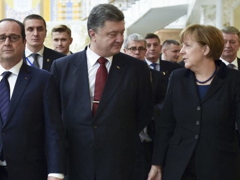 Порошенко призвал Меркель, Олланда и Путина срочно рассмотреть ввод миротворцев на Донбасс