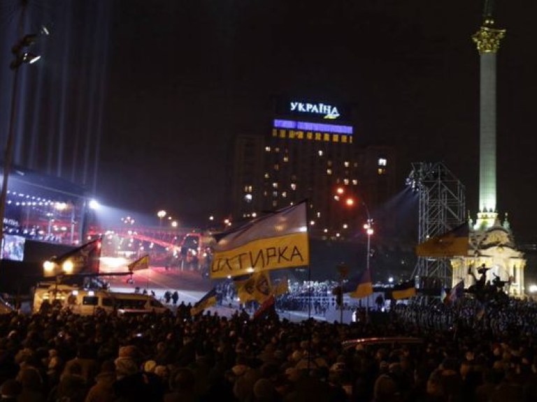 На сцену Майдана людей пускали только по спецприглашениям