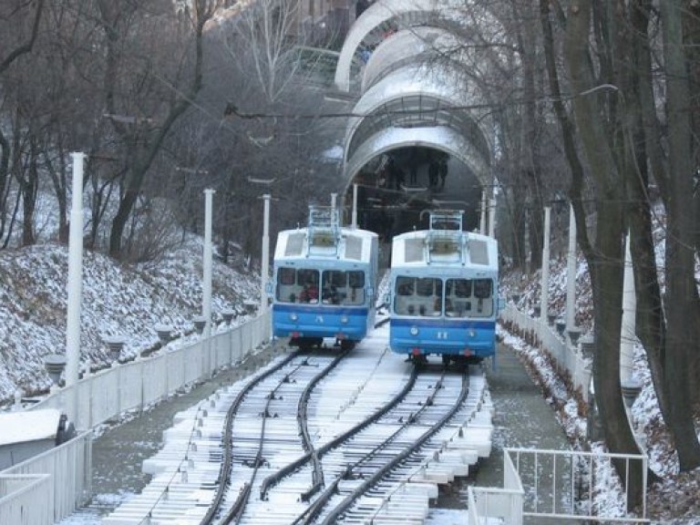 У входа в фуникулер на Почтовой площади в Киеве образовалась 100-метровая очередь