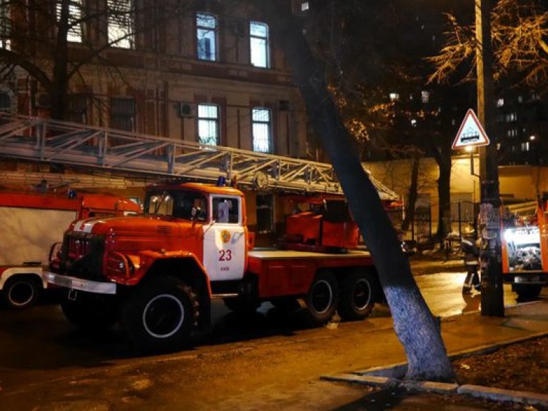 В Киеве возле кинотеатра «Киевская Русь» горело двухэтажное здание, есть погибший (ФОТО, ВИДЕО)