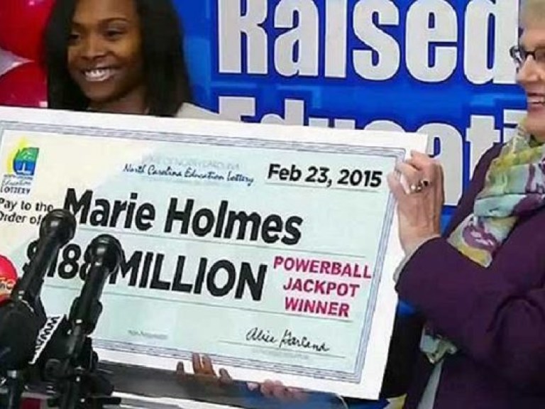 Победительнице лотереи вручили чек на 188 миллионов долларов (ВИДЕО)