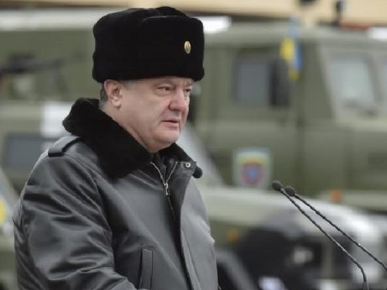 Порошенко: В Украине сокращен срок обучения офицеров