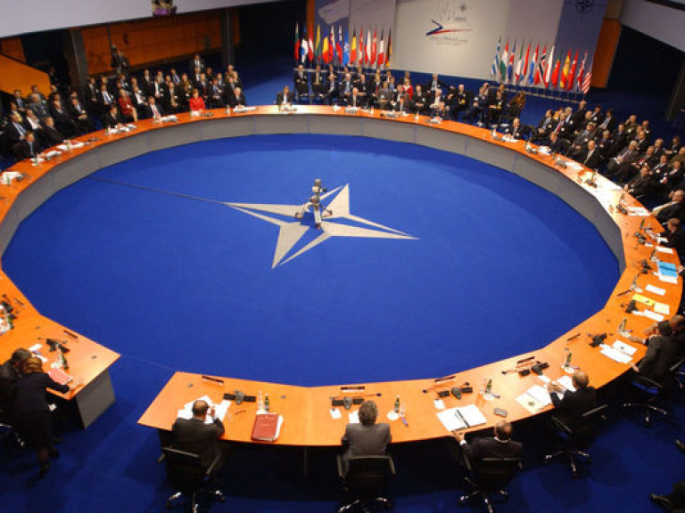 Командующий европейским сектором НАТО раскритиковал идею поставок оружия в Украину