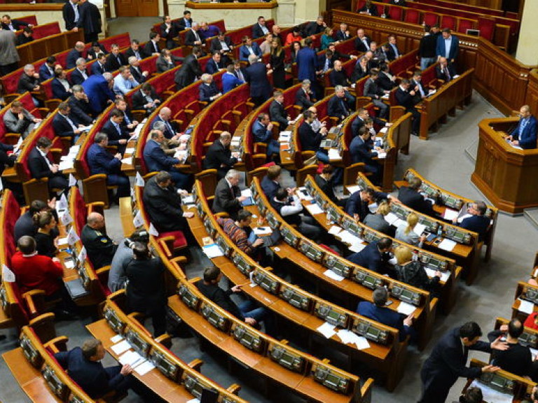 Коалиция и Кабмин завтра продолжат переговоры по изменениям в Госбюджет, заседание Рады перенесли на 16:00