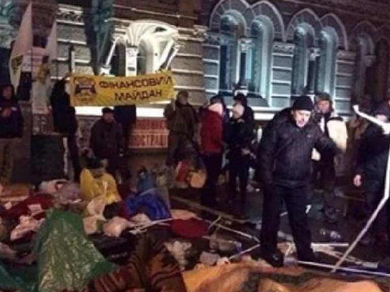 Митингующие под НБУ мешали движению транспорта — МВД