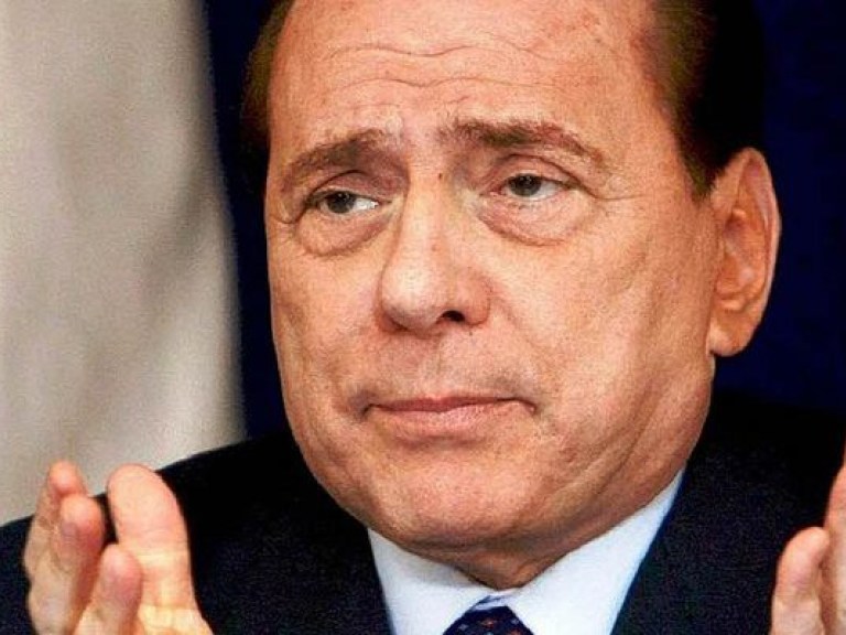 Сильвио Берлускони сломал ногу и вынужден ходить с костылем