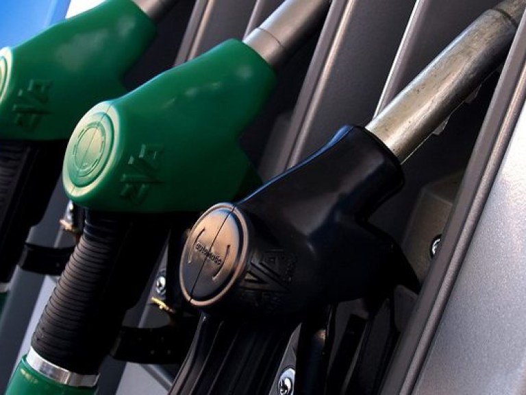 Бензин А-95 на заправках Киева уже продают по 25-30 грн за литр