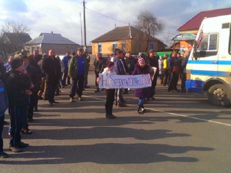 В Черниговской области местные жители перекрыли трассу из-за произвола ГАИ