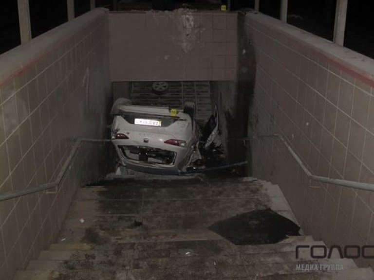 В Киеве 30-летний водитель на скорости въехал в подземный переход (ФОТО)