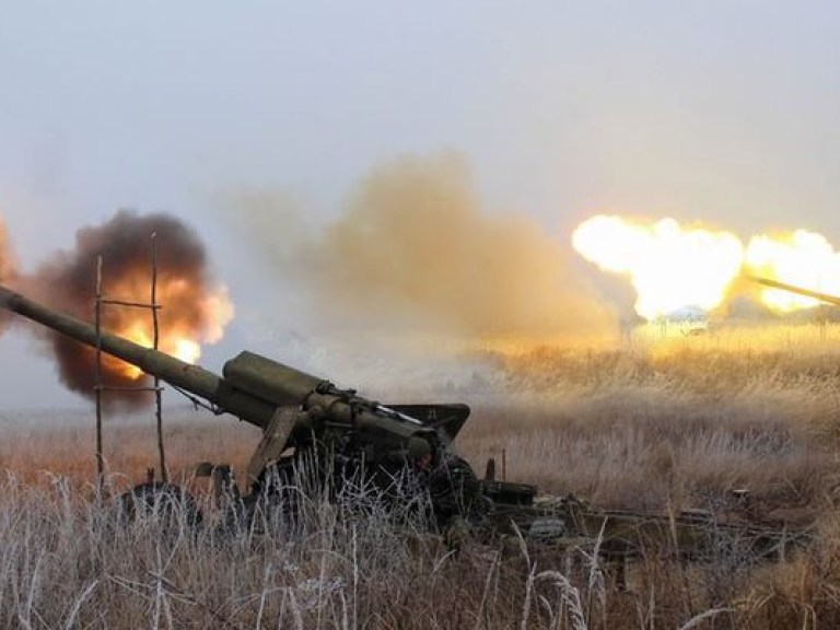 На Донбассе продолжаются обстрелы из тяжелой артиллерии &#8212; штаб АТО