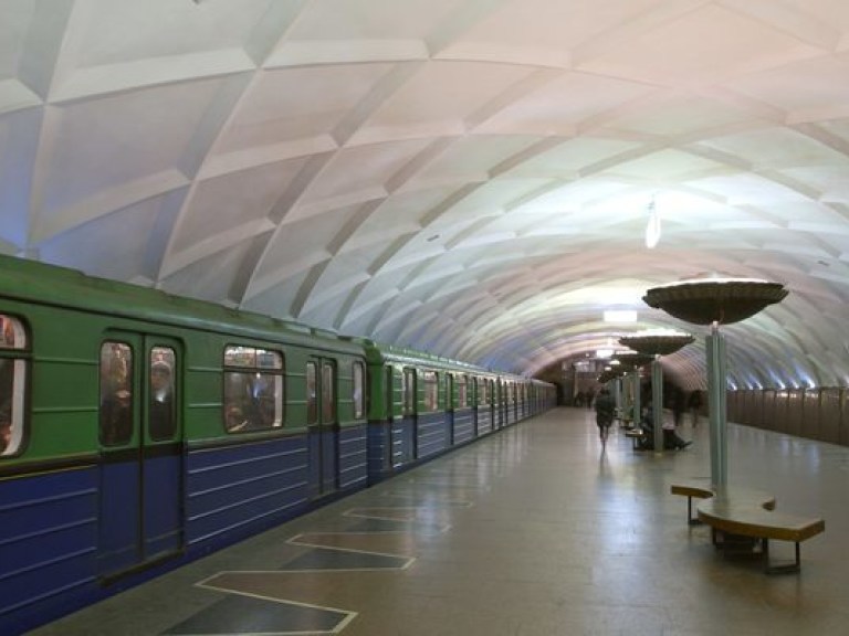В Харькове пассажир метро умер на эскалаторе