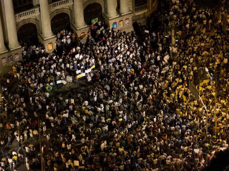 Тысячи бразильцев вышли на улицы в поддержку президента