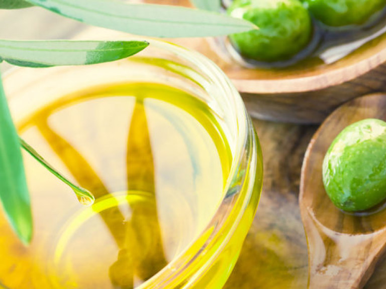 Косметологи рассказали, как правильно использовать оливковое масло для ухода за кожей лица