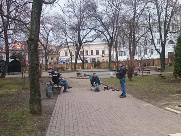 В Подольской РГА заявили, что сквер на Контрактовой площади в Киеве оградили для реконструкции фонтана