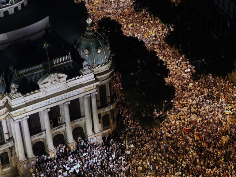 В Бразилии свыше миллиона человек вышли на уличные протесты, требуя отставки президента Дилмы Руссефф