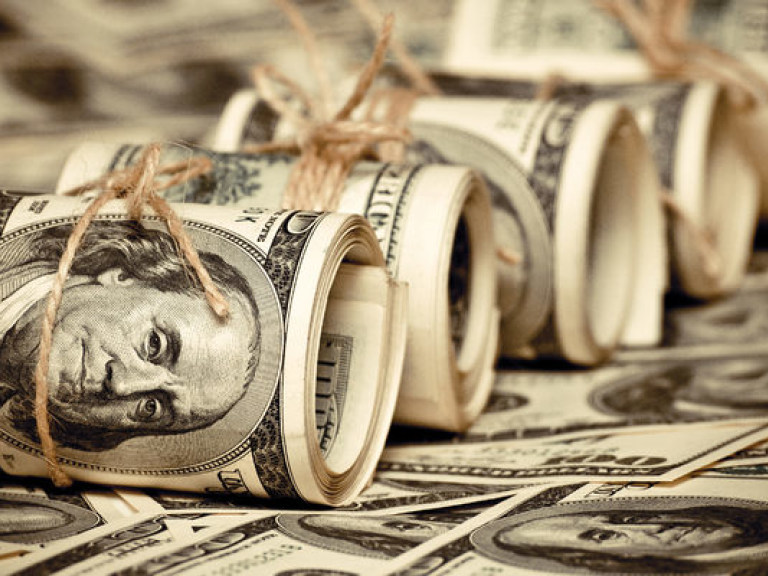 Доллар в столичных обменниках продают по 27 гривен