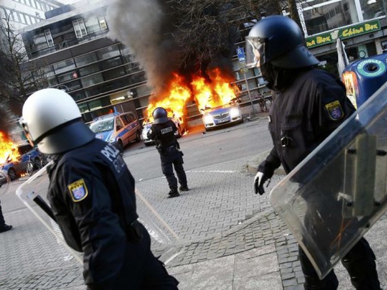 Число задержанных демонстрантов во Франкфурте возросло до более 500 человек