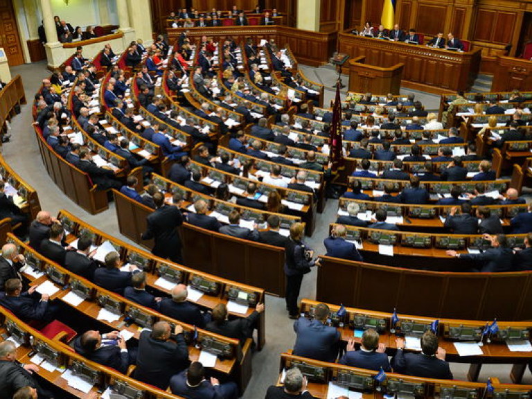 Депутаты заблокировали трибуну Верховной Рады и вновь ушли на перерыв