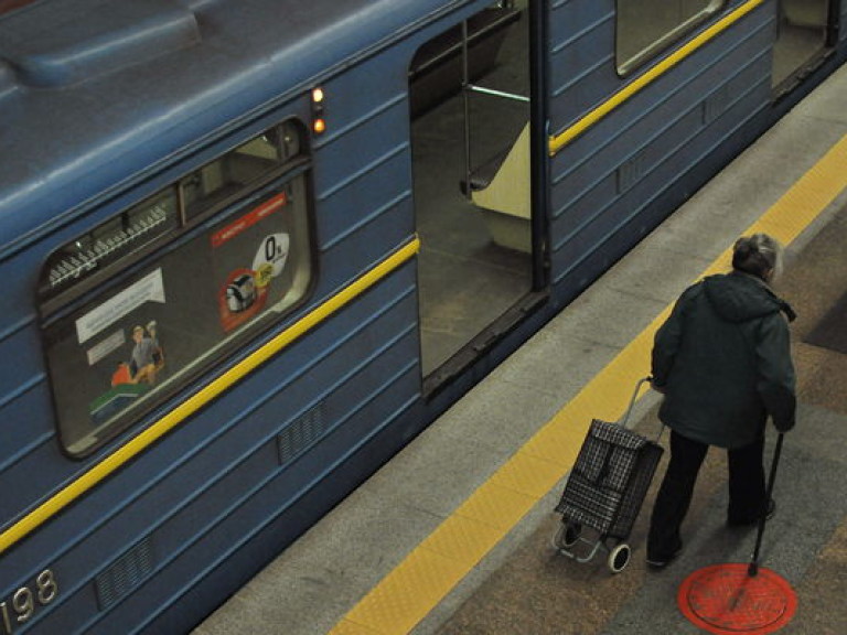 В Киеве школьник погиб при попытке сфотографироваться на вагоне поезда метро