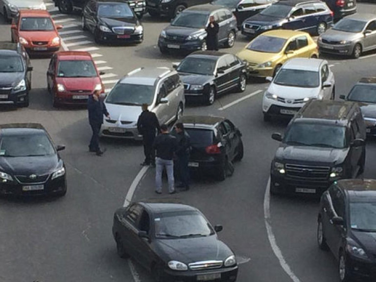 На Бессарабской площади столицы обстреляли машину (ФОТО)