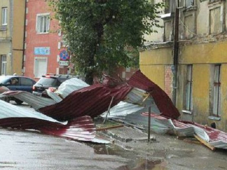 Во Львовской области прошел ураган, сорвавший крыши с 25 зданий