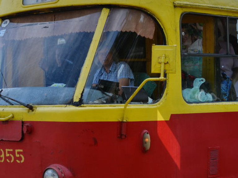 В Киеве у трамвая на ходу отвалилось колесо: образовалась пробка