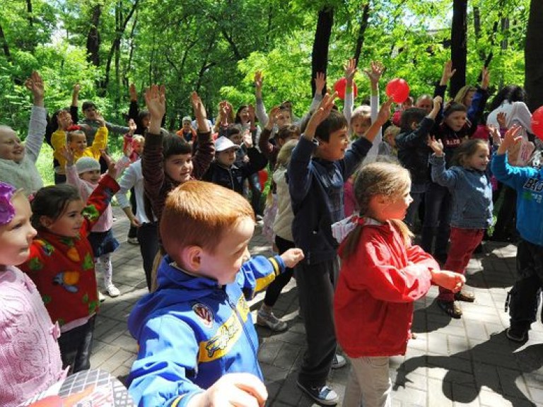 Киевляне оделись в голубое ради поддержки детей-аутистов