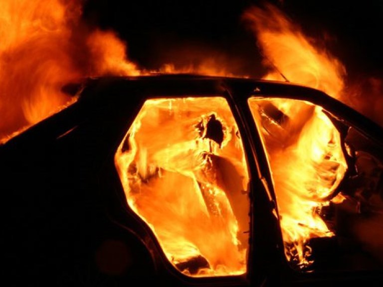 На одной из автостоянок Харькова сгорели 4 автомобиля