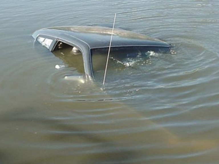На Волыни в реке затонул автомобиль с четырьмя пассажирами